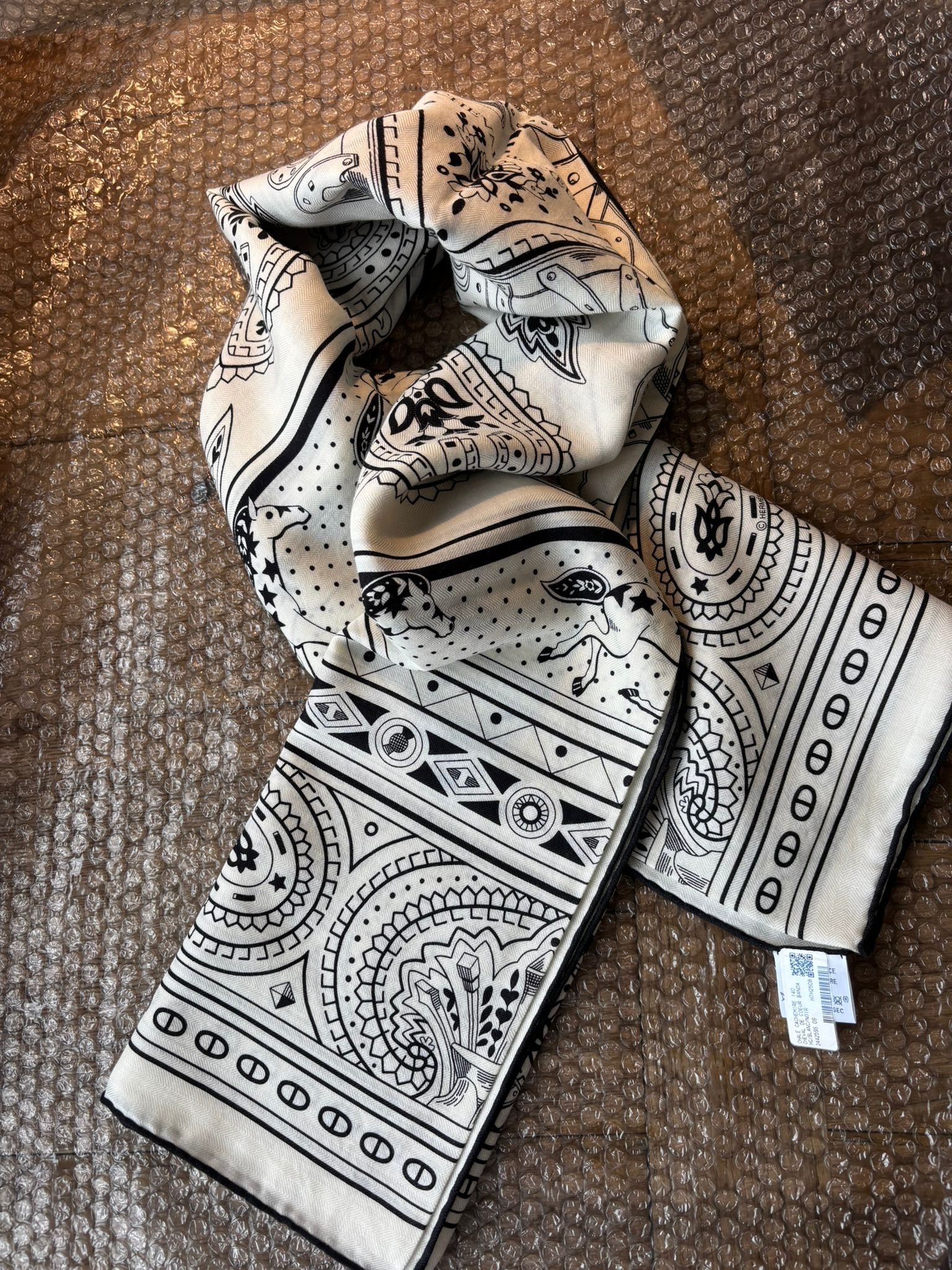 HERMES《 シュヴァル ドゥ クール 》カレ140 カシシル バンダナ