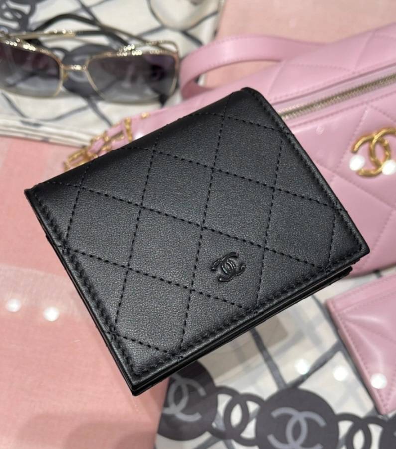 男女OK /コンパクトなSo Black】CHANEL 二つ折り財布 (CHANEL