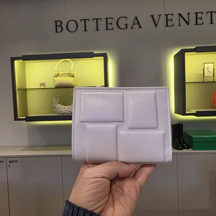 ホワイト（白）系 BOTTEGA VENETA(ボッテガヴェネタ) 折りたたみ財布
