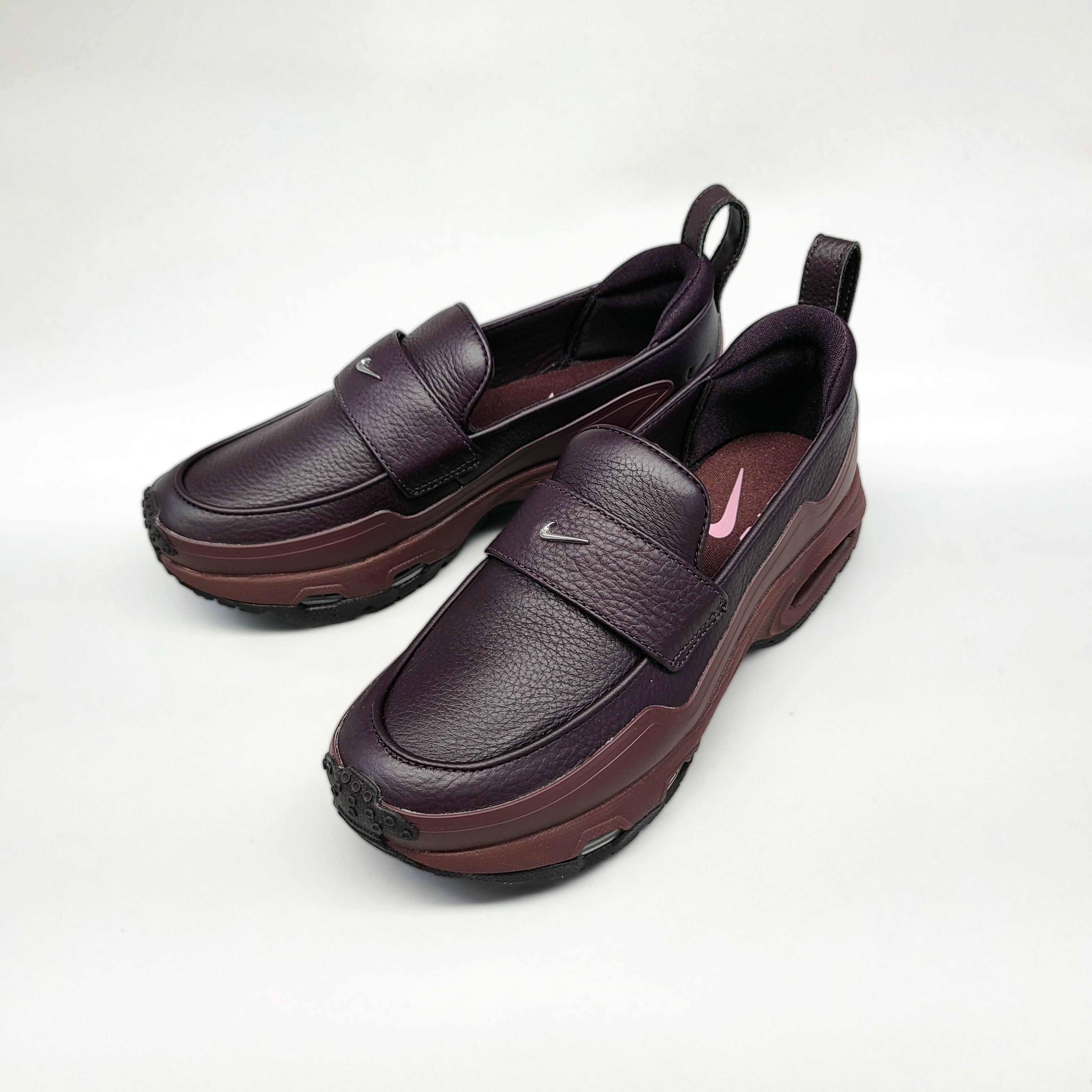 新色ボルドーも登場！NIKE初のローファー型スニーカー「AIR MAX