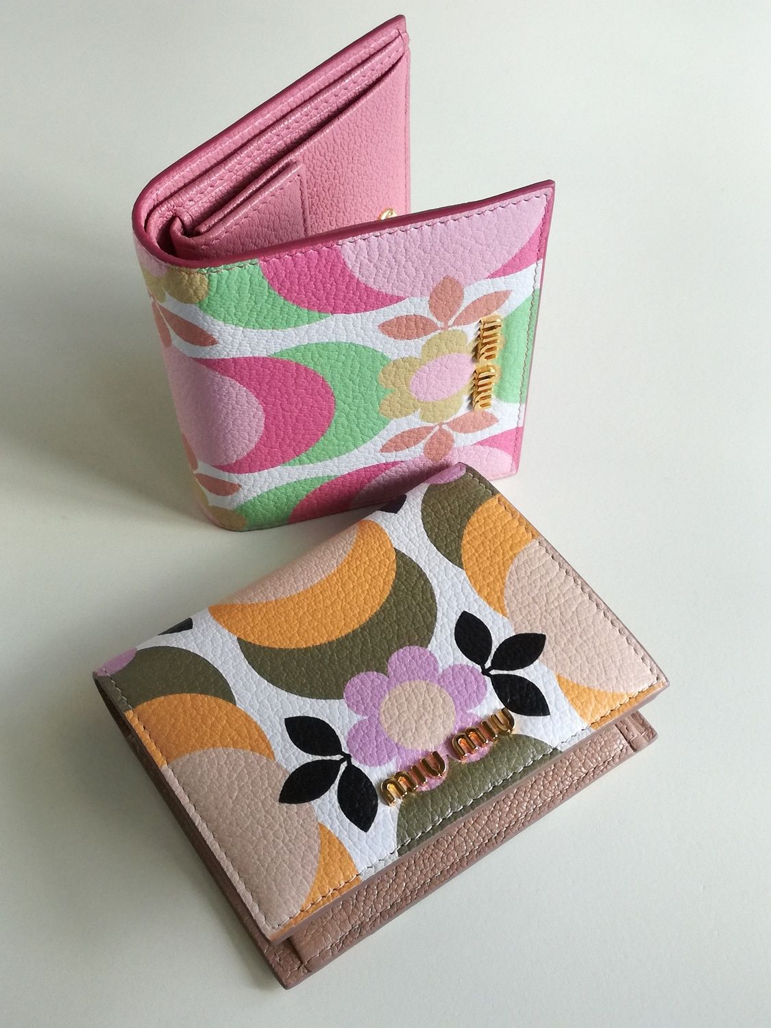 MIUMIU2つ折りミニ財布♪花柄マルチカラー♪マドラスレザー (MiuMiu