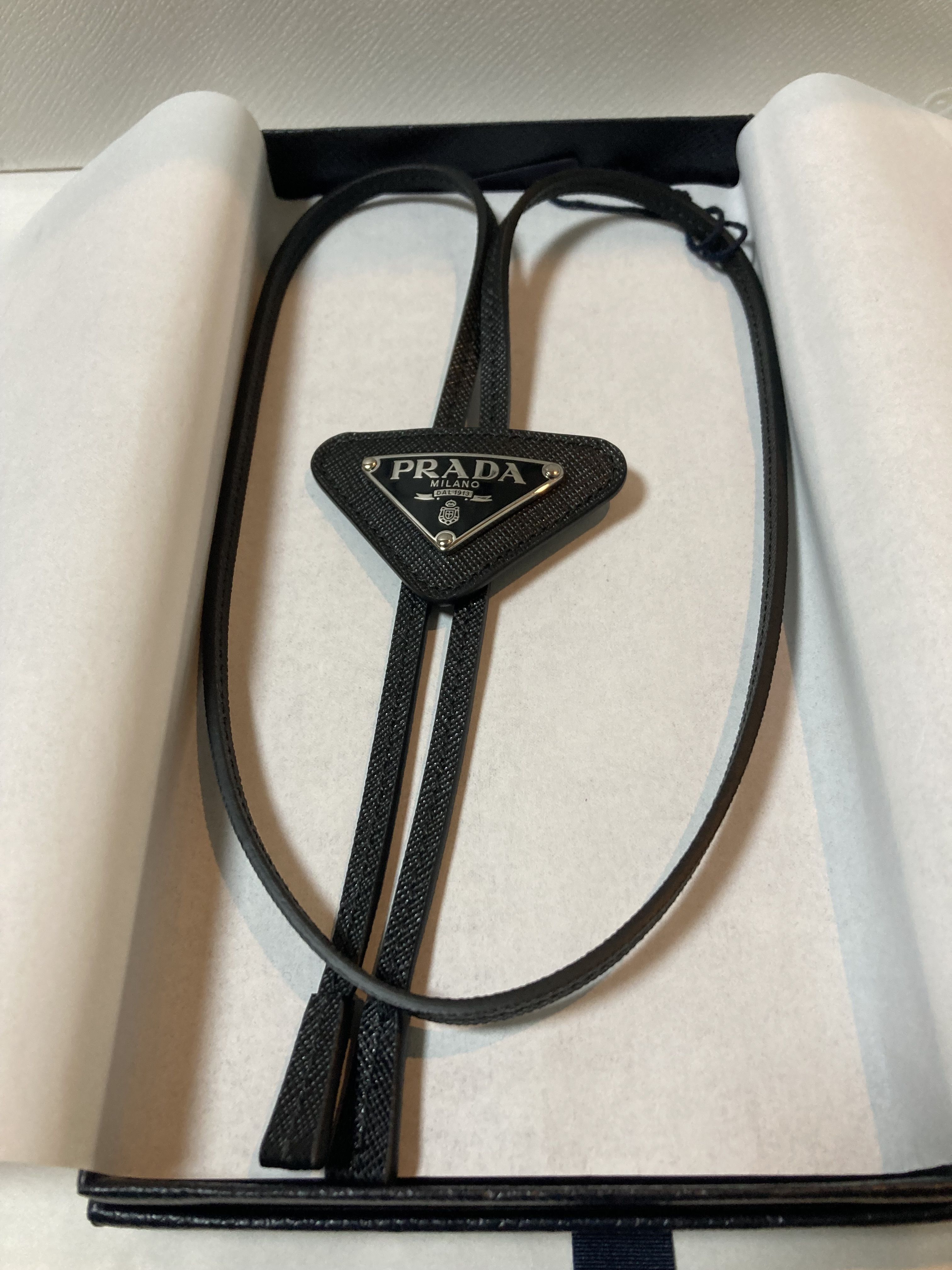 プラダ 三角ロゴ ボウタイ サフィアーノ 直営店 ギフト箱 (PRADA