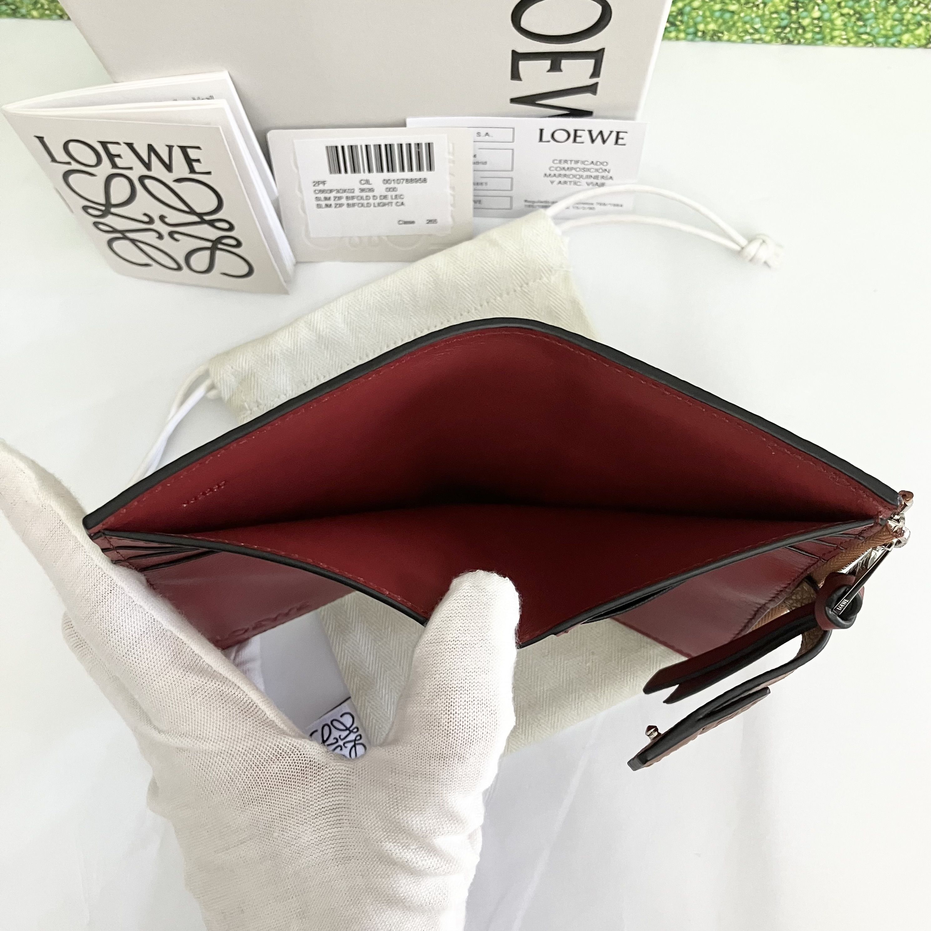 LOEWE】新作スリムジップ二つ折り財布 Slim Zip Bifold Wallet (LOEWE