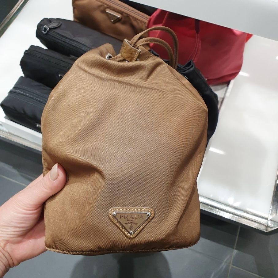 セール】プラダ☆三角ロゴTESSUTOナイロン巾着ポーチ☆1NA369 (PRADA