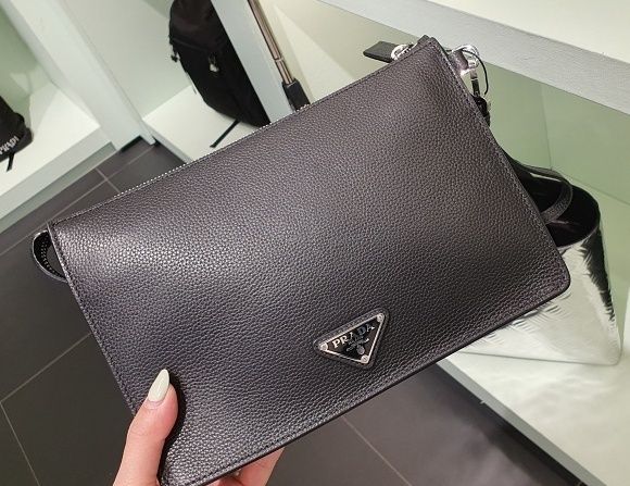 セール】プラダ*ロゴストラップ付レザーセカンドバック*2VF006 (PRADA