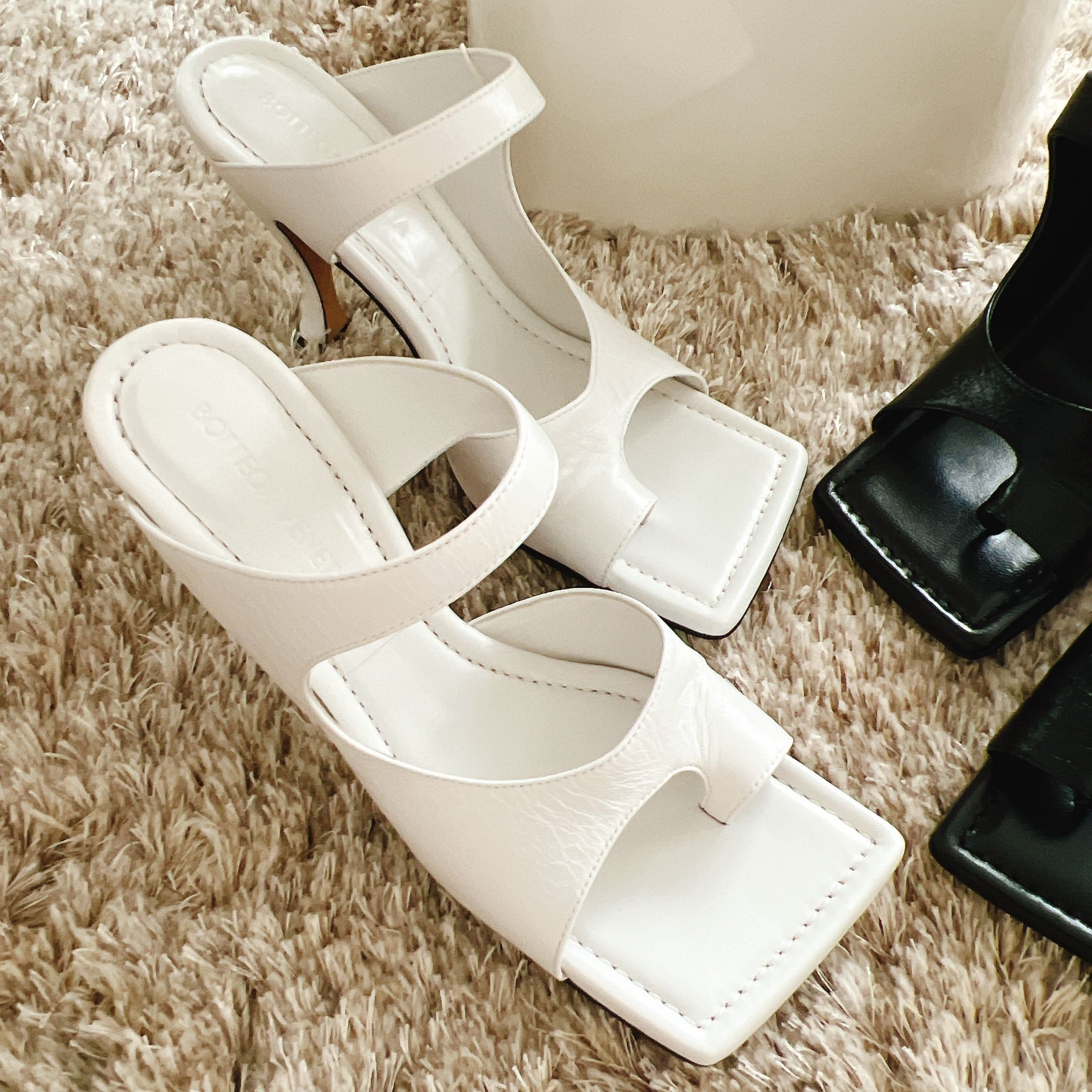 BOTTEGA VENETA トングサンダル ヒール スクエアトゥ (BOTTEGA VENETA