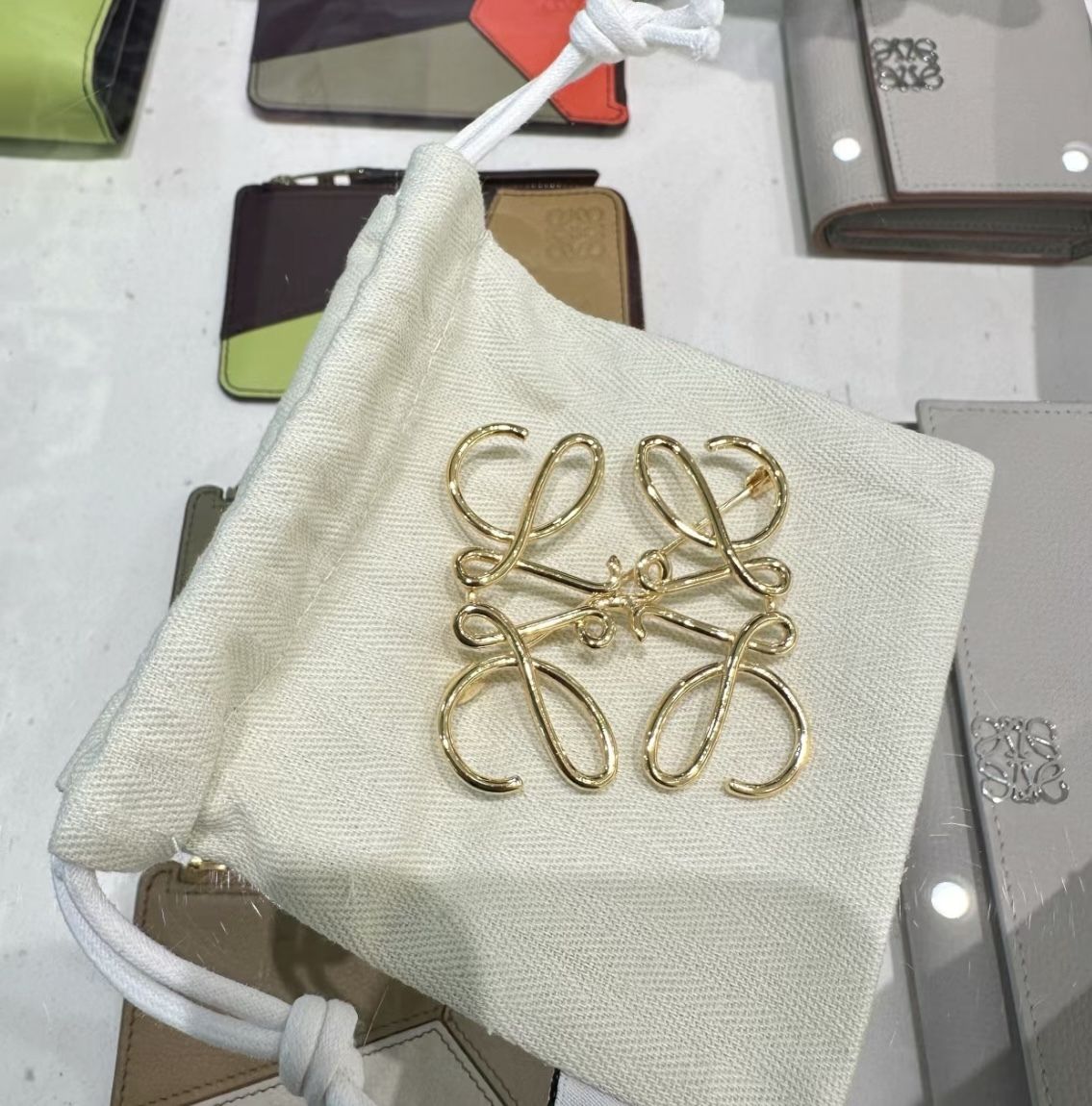 エレガント LOEWE ロエベ アナグラム ブローチ (メタル) (LOEWE