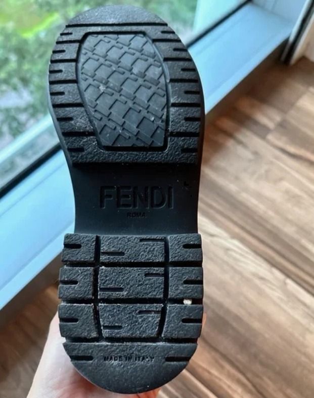 Fendi】フェンディ グラフィ ショートブーツ ホワイト ロゴ (FENDI