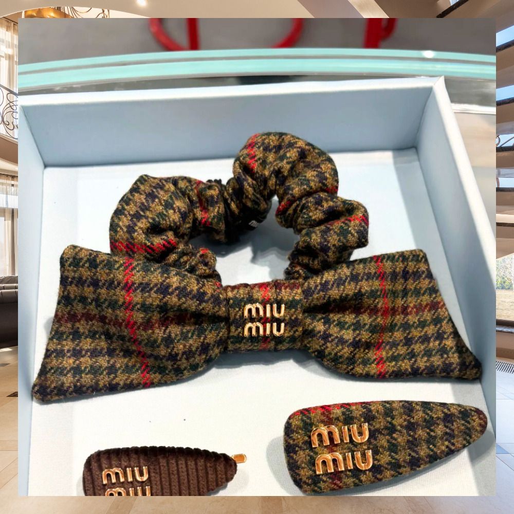 気品と遊び心溢れる》【MiuMiu】ウール 千鳥格子のシュシュ (MiuMiu