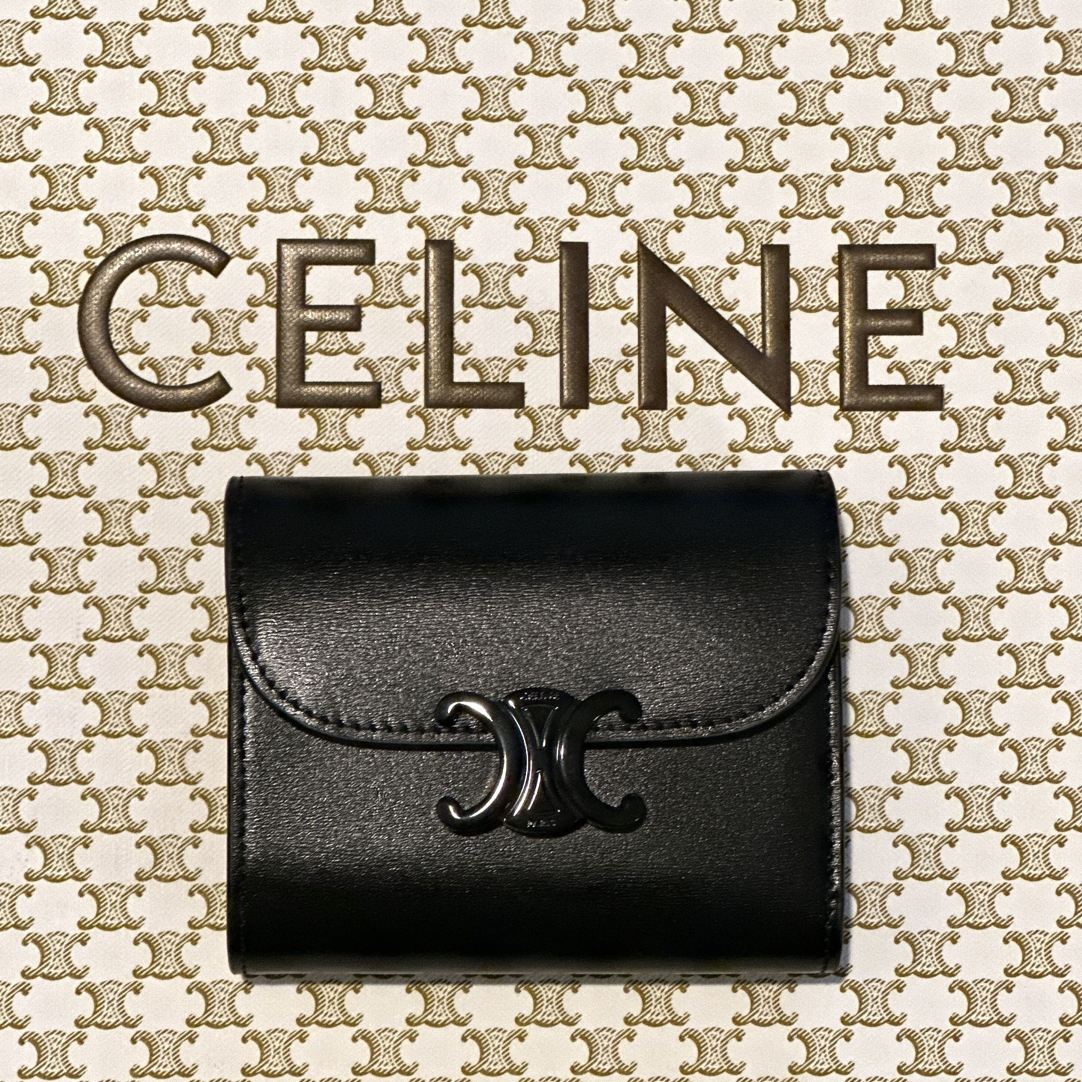CELINE》トリオンフコンパクトウォレット ブラック×ブラック (CELINE