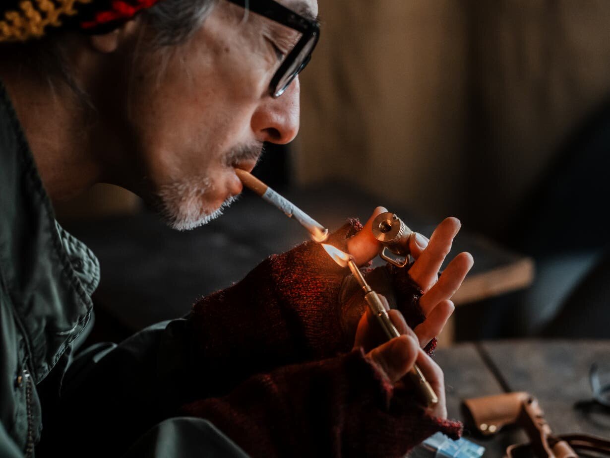 男のロマン】着火時の火花すら美しい！使うほどに育っていく真鍮製