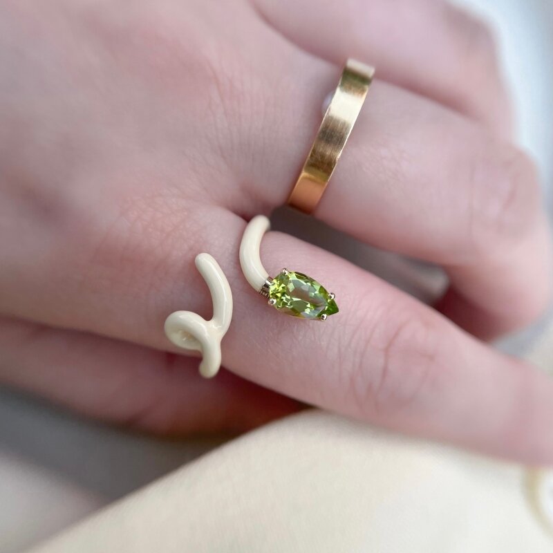 リング BABY VINE TENDRIL RING IN WARM TAUPE（リング）｜H.P.FRANCE