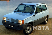 左右自由に移動可能な灰皿も付いていた？ 生誕40周年のフィアット