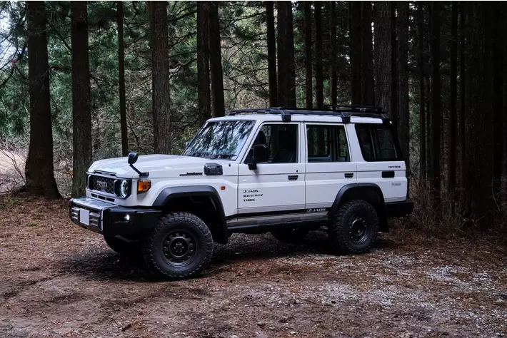 トヨタ ランドクルーザー70専用の車中泊ベッドキットを「東京オート