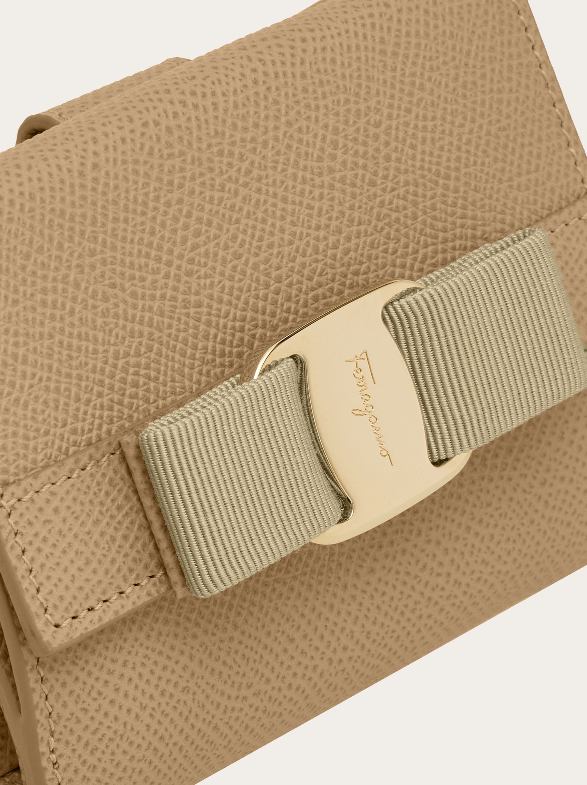 日本限定商品】ヴァラ リボン 二つ折り財布 - ウィメンズ | Ferragamo