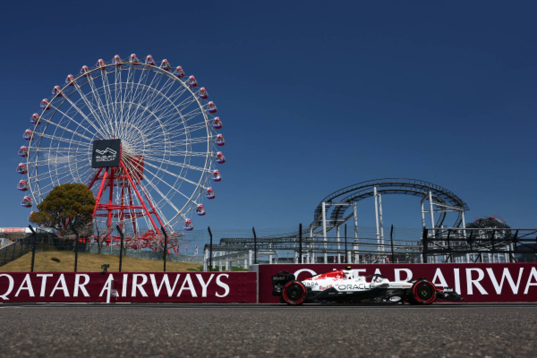 日本GP特別カラーのフェルスタッペン＆角田裕毅が鈴鹿サーキットを疾走