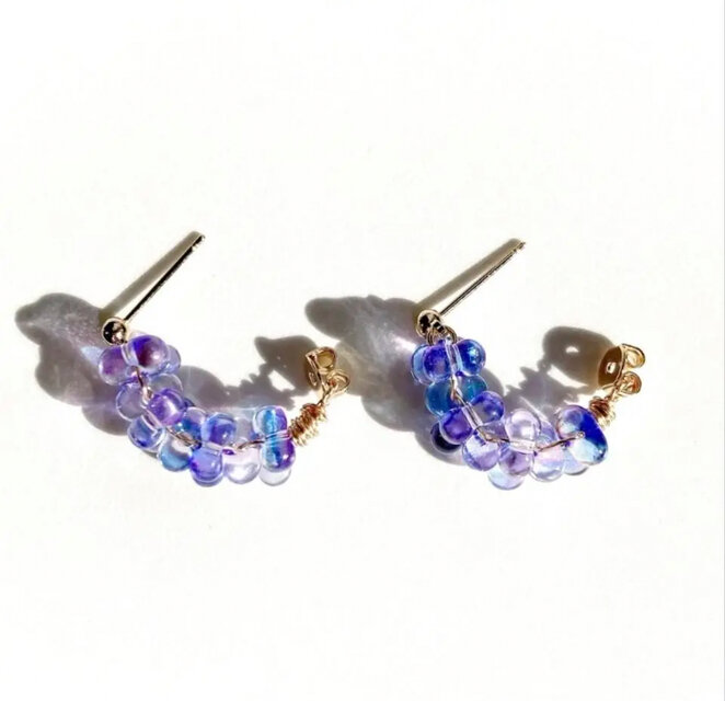 紫陽花カラーチェコファルファーレのミニフープピアス | iichi 日々の