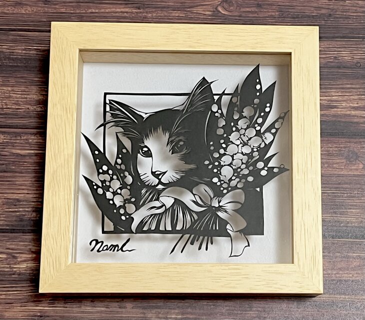 額装済み切り絵作品・鈴蘭と猫 | iichi 日々の暮らしを心地よくする