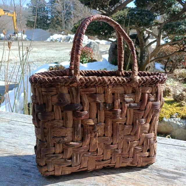 貴重な山葡萄の蔓で編んだ手提げ籠(バッグ) 202402① | iichi 日々の