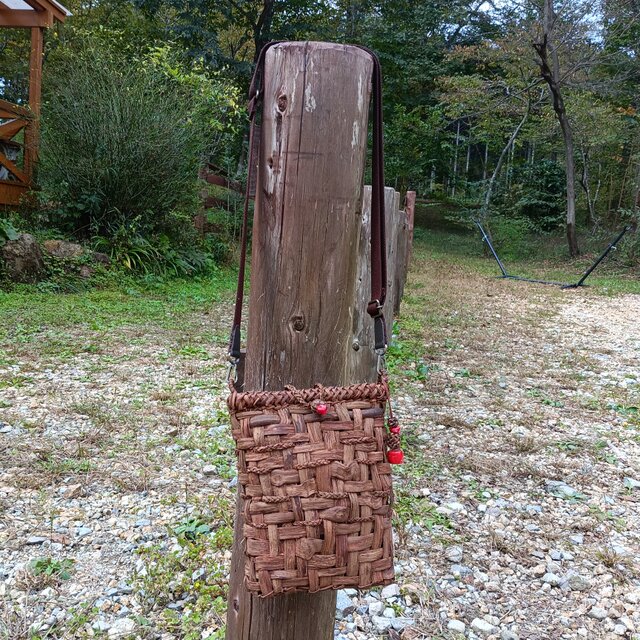 貴重な山葡萄の蔓で編んだショルダーバッグ(ポシェット)/山珊瑚の