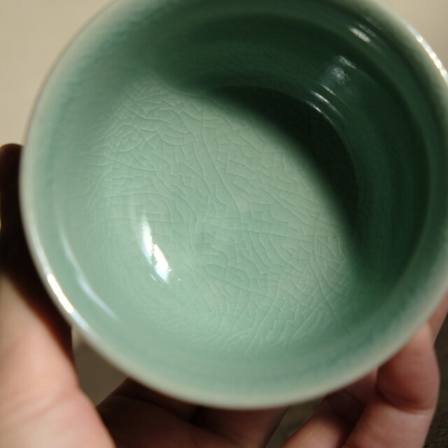 美しい貫入◇青磁で素敵。雲鶴文韓国産高麗青磁湯呑み 茶器 暮らしに