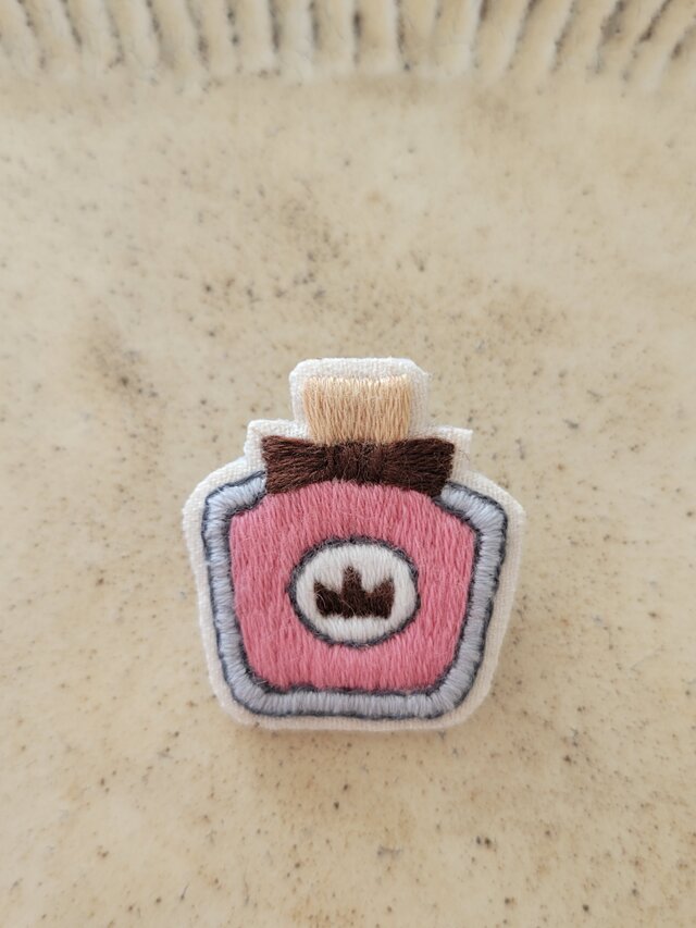 香水瓶の刺繍ブローチ | iichi 日々の暮らしを心地よくする