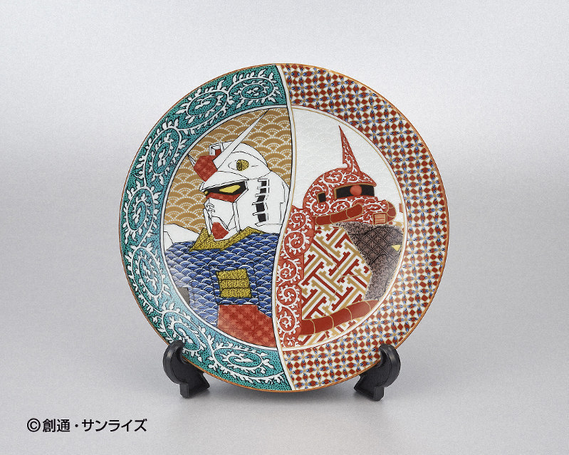 ガンダムとシャア専用ザクを九谷焼の皿に 「ど真ん中世代」職人が描く
