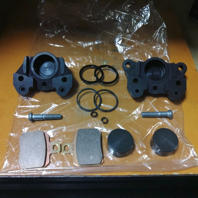 ①ブレンボ・カニ・キャリパーのピストン径32mmから34mmのキャリパーへ