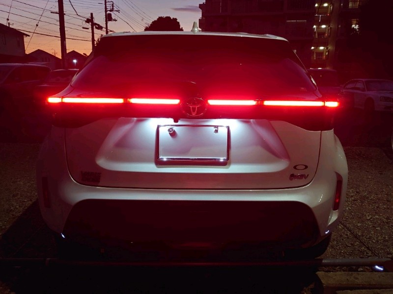 テールを一文字に点灯 (再)（トヨタ ヤリスクロスハイブリッド・MXPJ