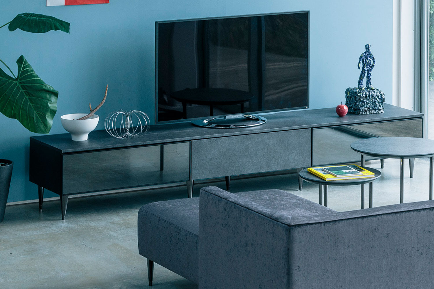 綾野製作所 ゼノノワール ローボード ハーフミラーガラス扉 板扉