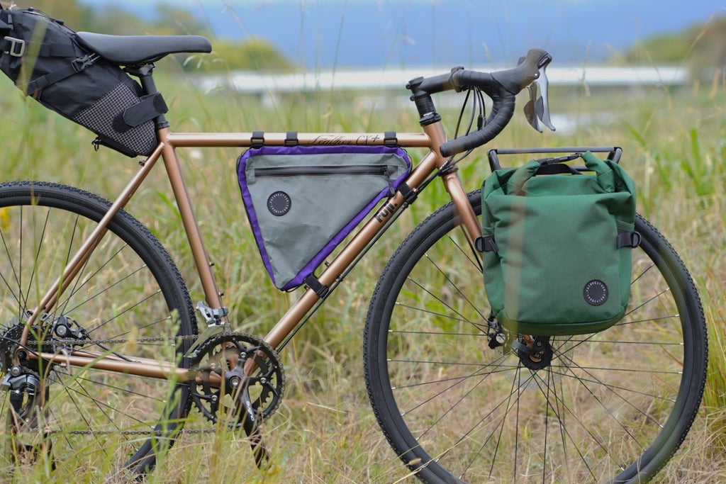 2026年モデル】クロモリ×グラベル仕様｜FUJI FEATHER CX+が“万能バイク