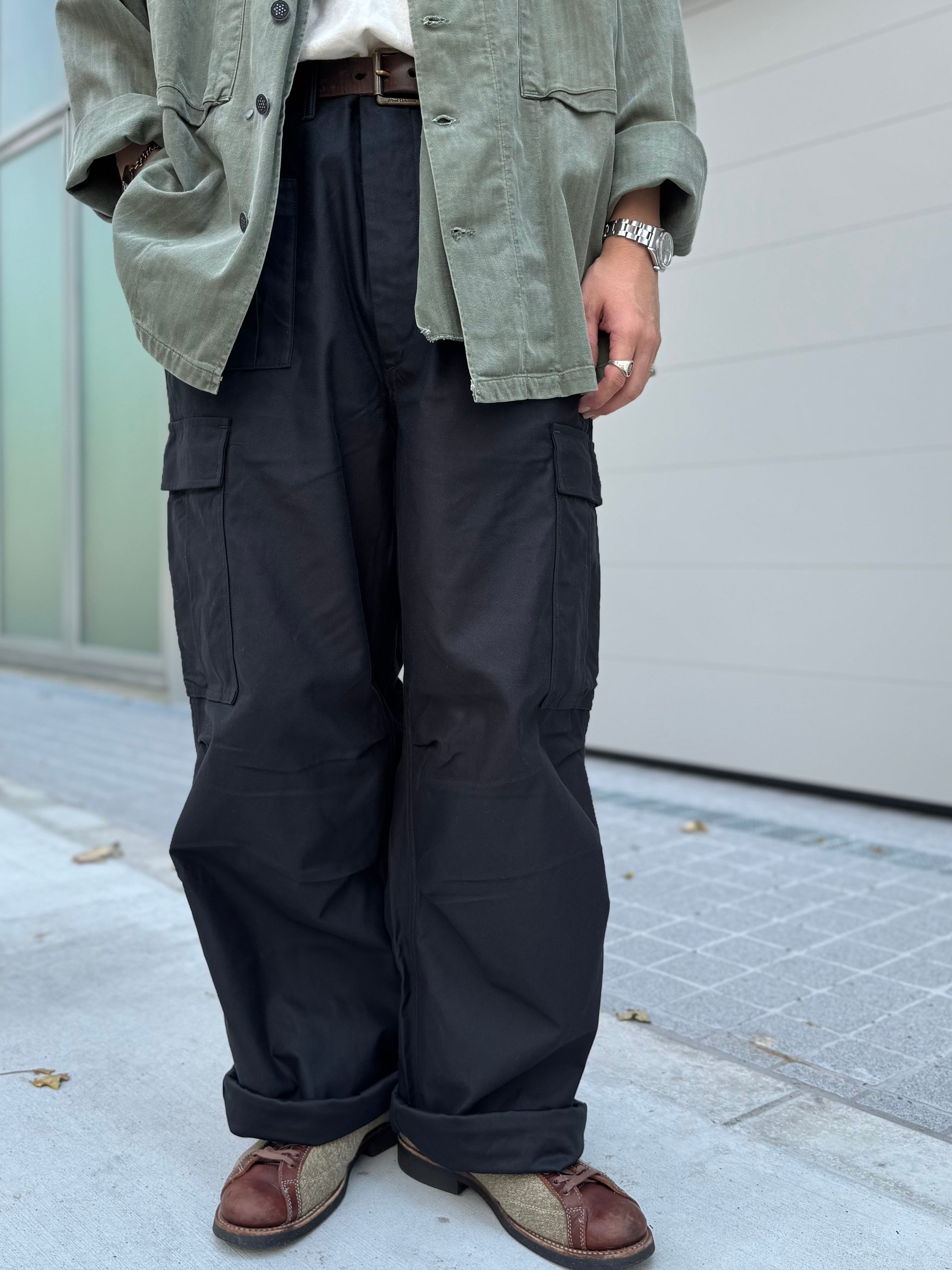 ブランドを代表する軍パン 漆黒の一着が登場》ARMY CARGO PANT