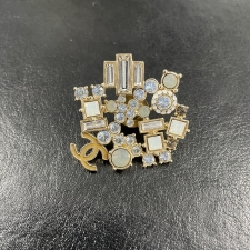 シャネルの174 ラインストーン CCロゴ ココマーク ブローチを銀座本店