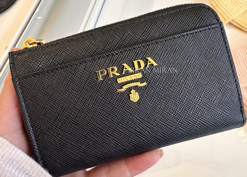 プラダ新作の『L字ファスナー財布』はコンパクトでお札も2つ折りで入れ