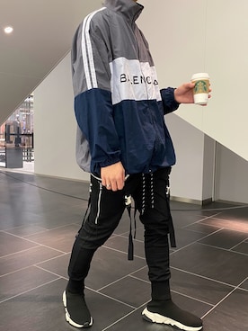 BALENCIAGAのナイロンジャケット（グレー系）を使った人気ファッション