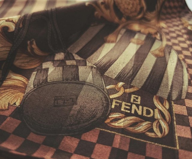 フェンディのスカーフ、アイコニックなハンドバッグ＆ペカンストライプ