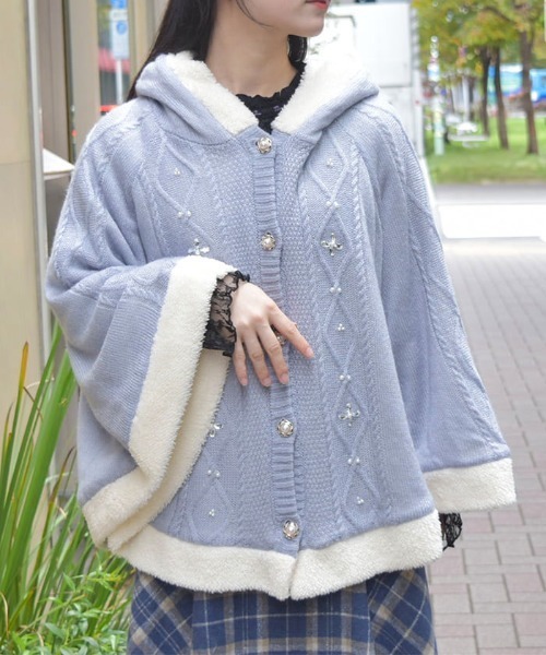 axes femme（アクシーズファム）の「ビジュー裏ボアニットポンチョ