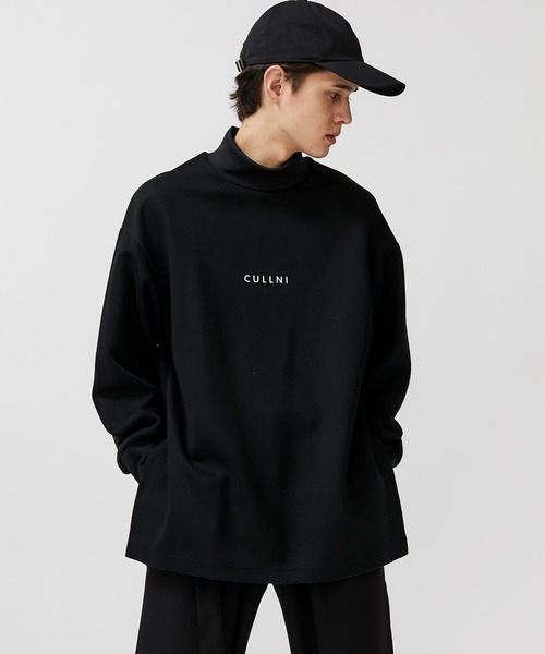 CULLNI（クルニ）の「【CULLNI】別注ロゴ刺繍モックネックプルオーバー