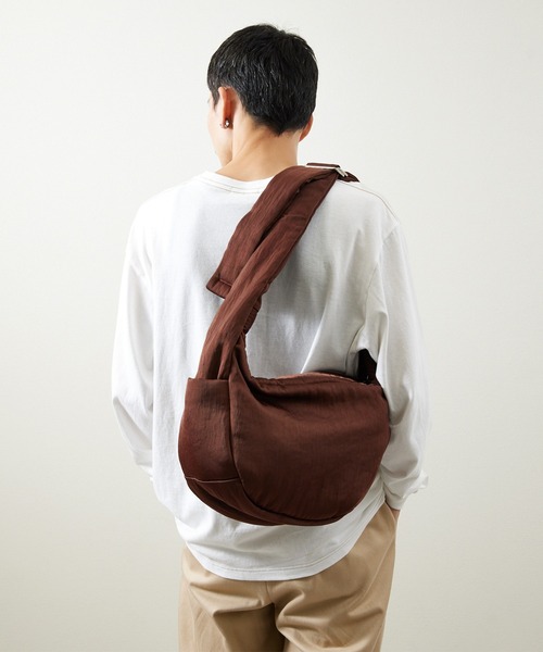 And A（アンドエー）の「ITTI イッチ / ANNIE PUFFER TOWN MOON BAG