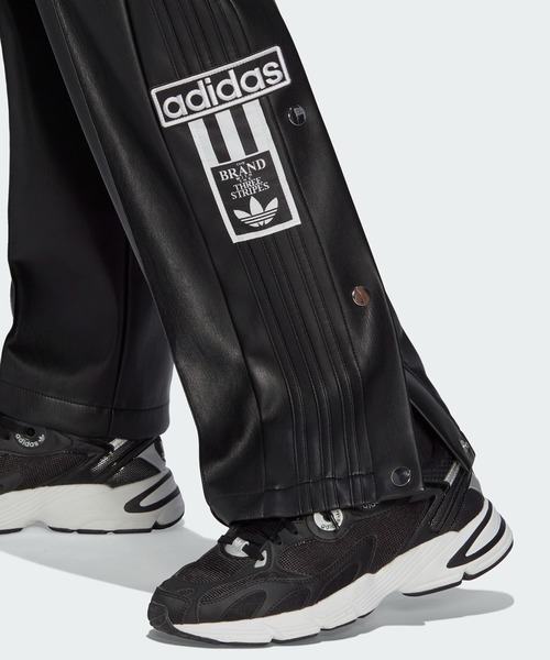 adidas（アディダス）の「フェイクレザー アディブレイクパンツ