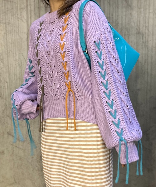 mi via loca（ミヴィアロカ）の「配色レースアップ透かし編みニット