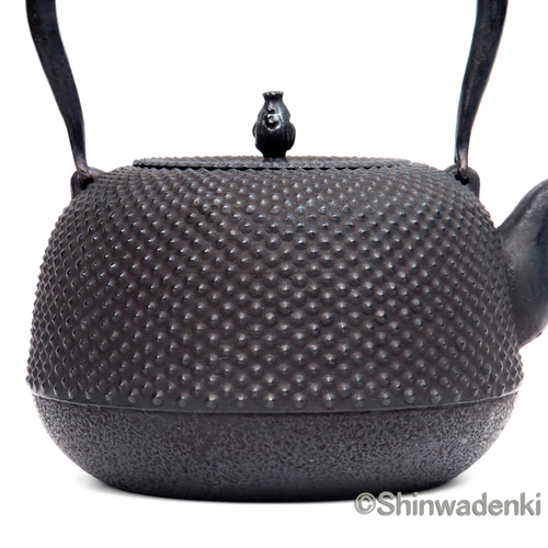 成龍堂鋳造所 齋峰作 南部鉄器 鉄瓶 丸南部アラレ1.8L 内面漆焼付 酸化