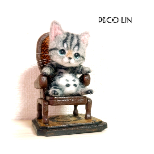 豆の猫アーティストPECO-LIN 木製アンティークチェアとサバトラの子猫