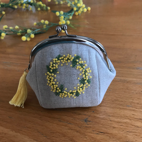 幸せ感じるミモザ刺繍 リネン がま口ポーチ 手刺繍ポーチ がま口 aki's