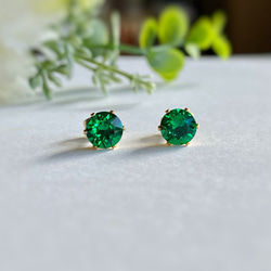 マジェスティックグリーン 6mm 貴和クリスタルの一粒ピアス アレルギー