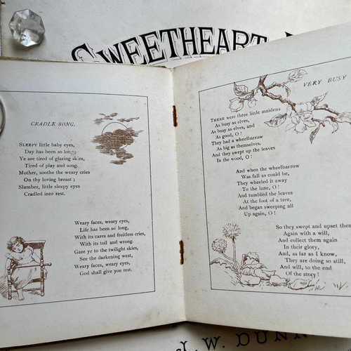 英国で出会った♪ アンティーク 古書 1890年版 詩集絵本 「TENS AND