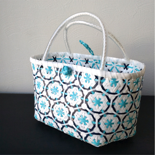 PPバンド かごバッグ 花まる編み 白×水色×紺色 プラカゴ 花柄 六つ目