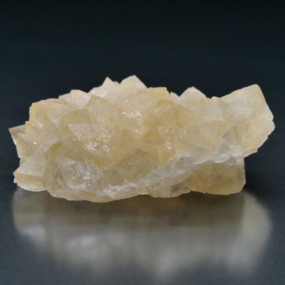 レアカラー【鉱物 標本 蛍石 結晶 原石】中国 浙江省 Yiwu イエロー