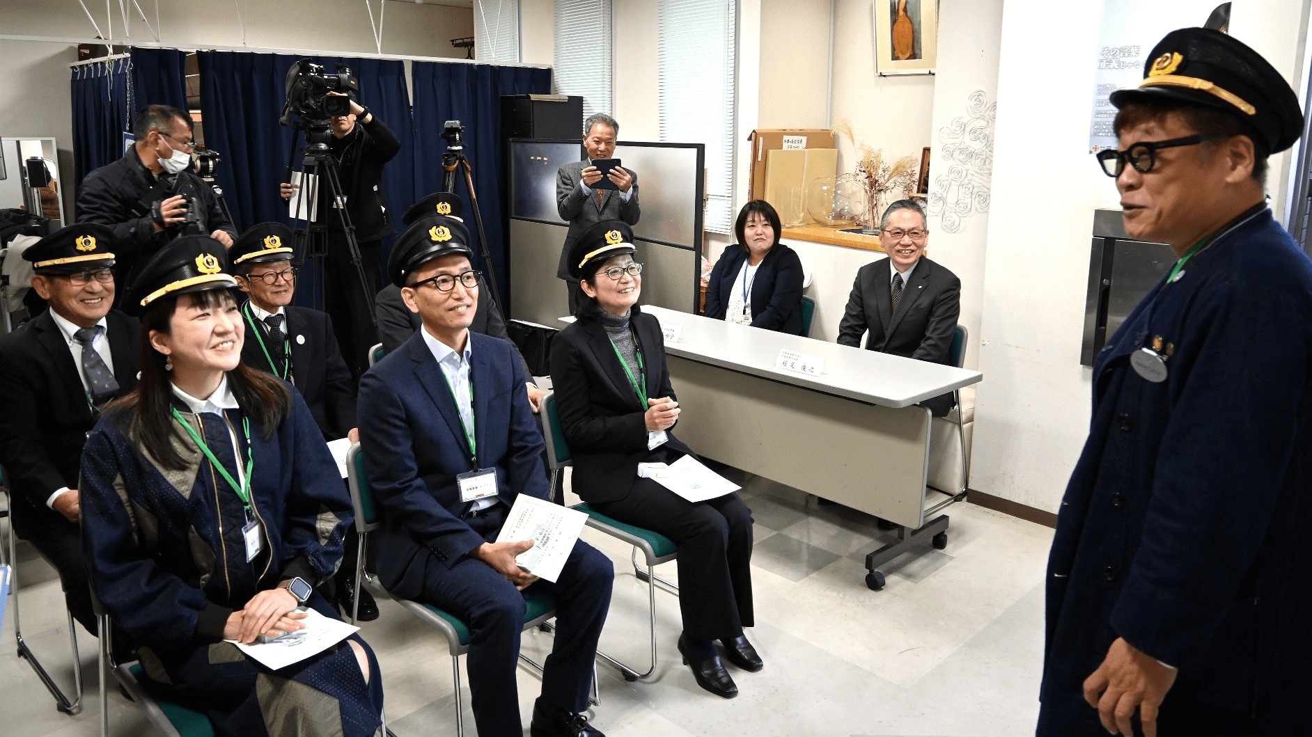 井原鉄道、7駅にボランティア駅長 真新しい制帽姿で「沿線盛り上げます