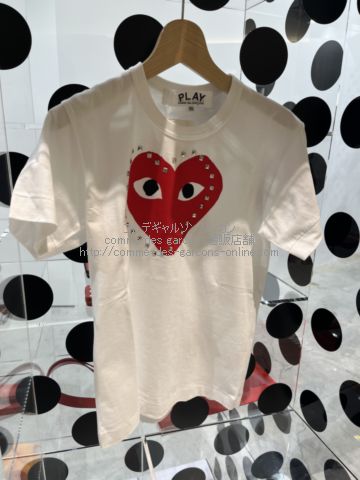 プレイ コムデギャルソン 赤ハートプリント×スタッズ 半袖Tシャツ